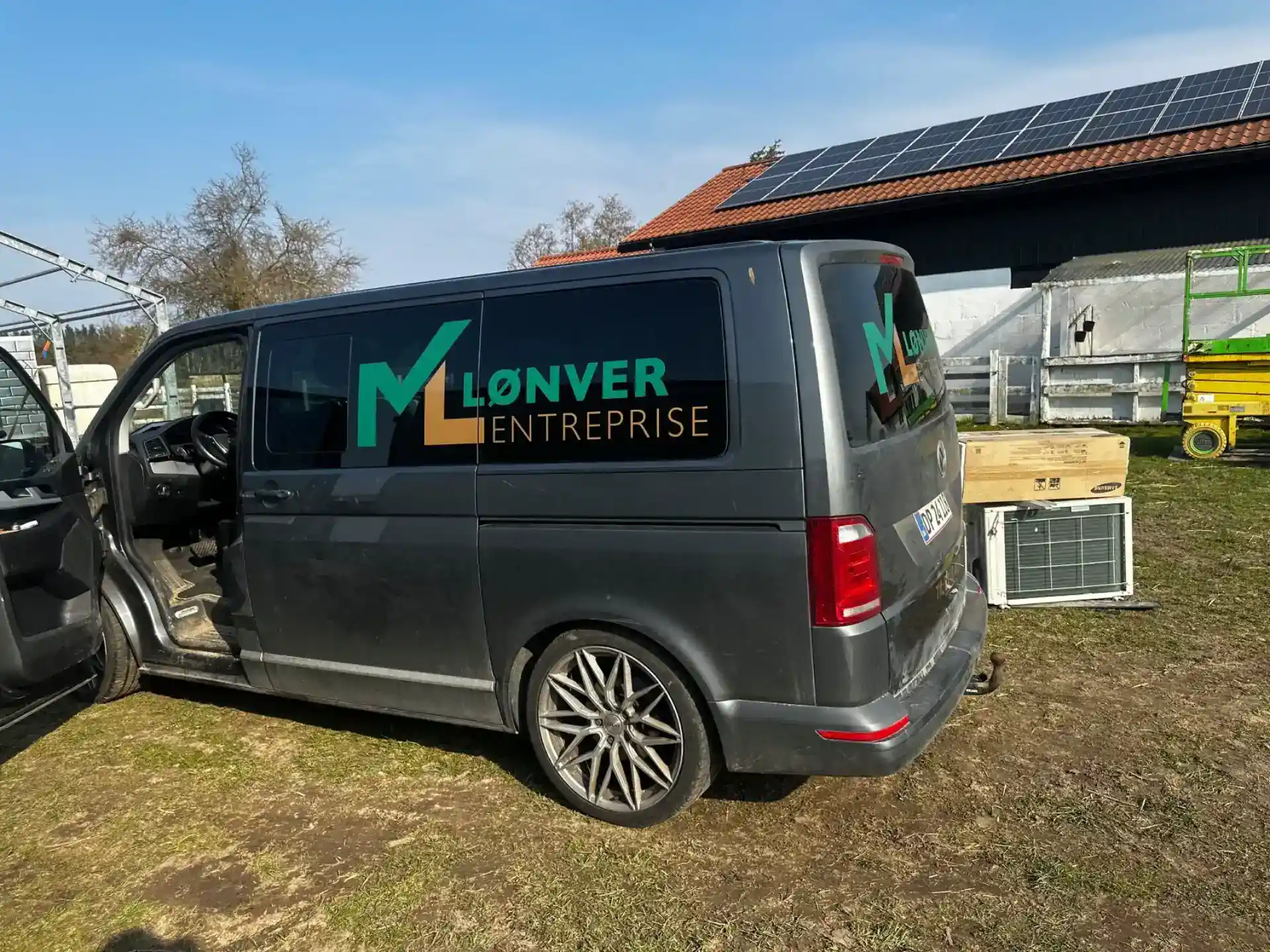 M. Lønver Entreprise logo på firmabilen.